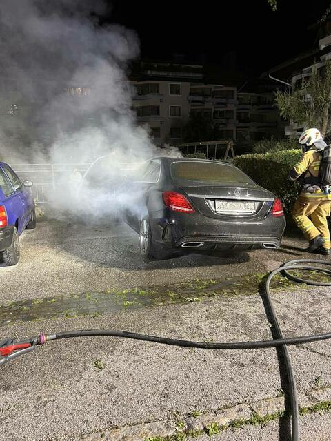 Der Fahrzeugbrand auf dem Parkplatz eines Wohnhauses in Neumarkt konnte rasch gelöscht werden. Verletzt wurde niemand. | Foto: Freiwillige Feuerwehr Neumarkt am Wallersee