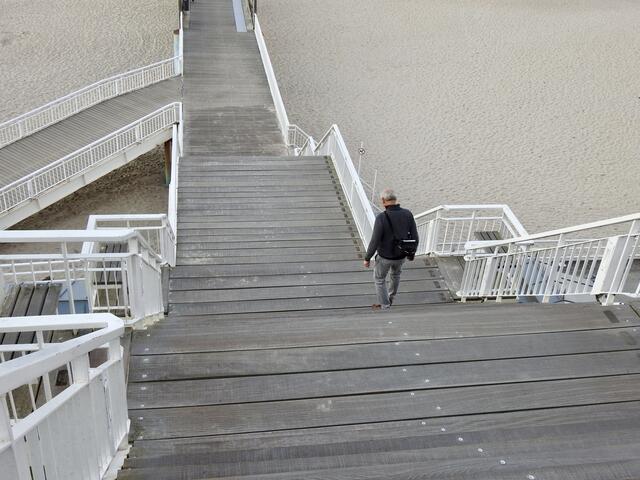 Über viele Stufen hinunter zum Strand und zur Seebrücke
