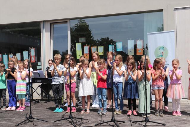 We are the World sang der Schulchor zur Solistin Stefanie Egger von der Musikschule Fernitz-Mellach.  | Foto: Edith Ertl