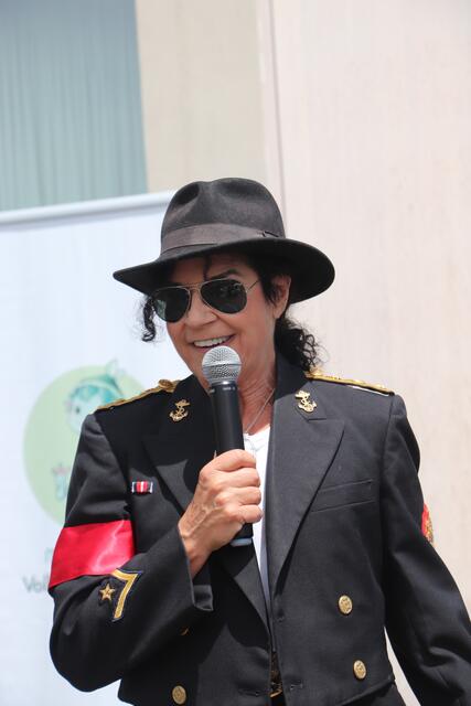 Peggy Wolf, eine der besten Michael Jackson-Interpreten machte auf die Charity Dinner-Show am 18. Oktober im VAZ Fernitz aufmerksam. Neben internationalen Interpreten hat auch der Schulchor der VS Fernitz einen Auftritt, der krebskranken Kindern zugutekommt.  | Foto: Edith Ertl