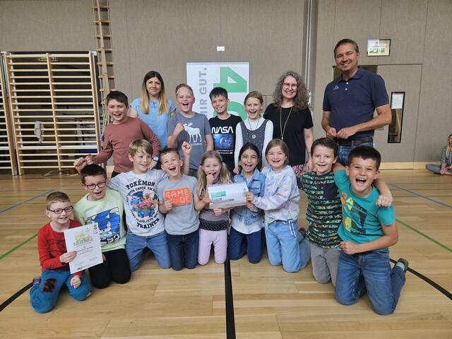 Die Siegerklasse 3a der Volksschule Pasching erreichte durchschnittlich 471.926 und damit insgesamt also mehr als 6 Millionen Schritte 
Bürgermeister Markus, Schulleiterin Sandra Fellinger (rechts) und Klassenlehrerin
Susanne Wansch (links außen) gratulierten. | Foto: Gemeinde Pasching