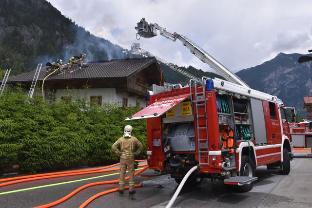 Am Donnerstagmittag kam es in einem Wohnhaus in Pertisau zu einem Dachstuhlbrand. Niemand wurde verletzt. | Foto: ZOOM.TIROL