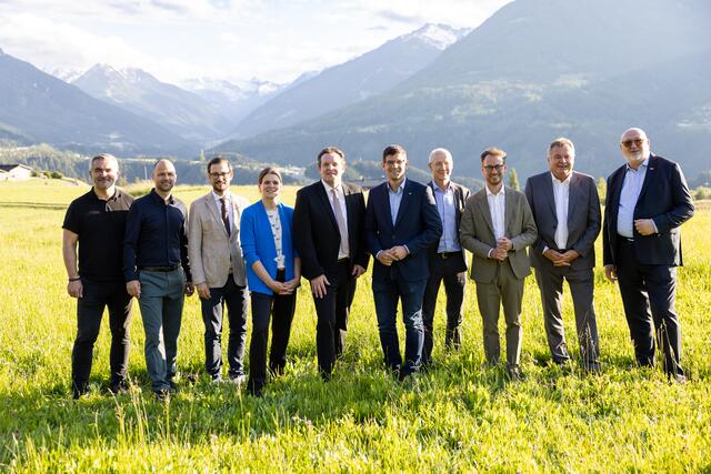 Bei Abendempfang in Patsch: LR Heinrich Dorner (Burgenland), LR Marco Tittler (Vorarlberg), LR Sebastian Schuschnig (Kärnten), Vera Hofbauer (Sektionschefin BMK), LR René Zumtobel, LHStv Martin Gruber (Kärnten), Herbert Kasser (CFO Asfinag), LR Daniel Zadra (Vorarlberg), LR Günther Steinkellner (Oberösterreich), Andreas Matthä (Vorstandsvorsitzender ÖBB)  | Foto: Land Tirol/Steinlechner