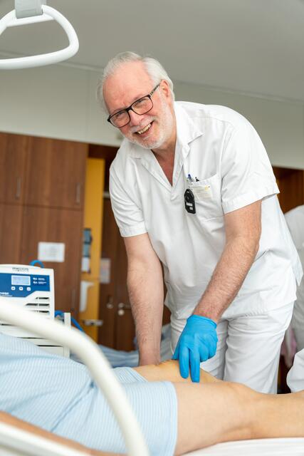 Prim. Dr. Vinzenz Auersperg während der Visite. | Foto: OÖG