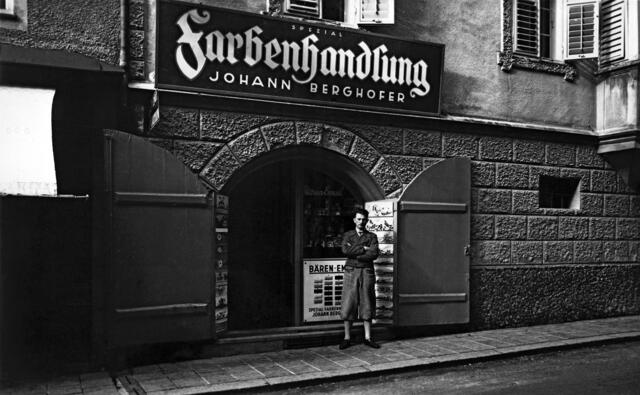 Unternehmensgründer Johann Berghofer im Gründungsjahr 1934 in der Franz-Josef-Straße in Schwaz. | Foto: Adler