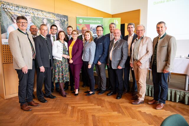 Gruppenfoto der Ehrengäste und Funktionäre: Andreas Freistetter (Präsident der NÖ Landarbeiterkammer), Sepp Wumbauer (Landesobmann MR Steiermark), Johann Bösendorfer (Landesobmann MR NÖ-Wien), Lorenz Mayr (Vizepräsident der Landwirtschaftskammer Niederösterreich), Doris Schmidl (Abg. zum NÖ Landtag), Franz Xaver Broidl (Bundesobmann Maschinenring Österreich), Christina Mutenthaler-Sipek (GF AMA-Marketing GmbH), August Doppler (Obmann MR Wiener Becken und Landesobmann-Stv. MR NÖ-Wien), Bianca Pörner (Kammeramtsdirektorin NÖ LAK), Johann Efferl (Obmann MR Hollabrunn-Horn und Landesobmann-Stv. MR NÖ-Wien), Stefan Jauk (Generaldirektor NÖ Versicherung), Josef Balber (Vizepräsident NÖ Gemeindebund), Ernest Reisinger (Leiter der Abteilung Landwirtschaftsförderung der NÖ Landesregierung), Ehrenobmann Fritz Hensler (Gründungsobmann MR-Service) und Gernot Ertl (Landesgeschäftsführer MR NÖ-Wien) | Foto: Maschinenring