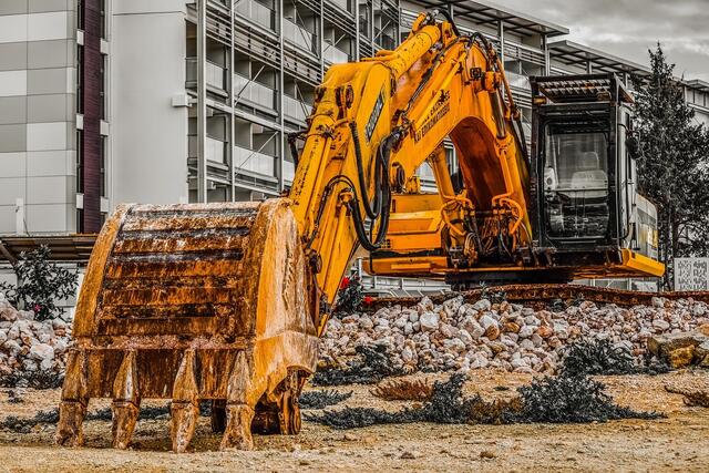 Um den Bagger vom Gleiskörper aus wieder aufrichten und stabilisieren zu können, wurde die Bahnstrecke kurzzeitig für den Zugverkehr in Richtung Kufstein gesperrt.  | Foto: Symbolbild (Pixabay)