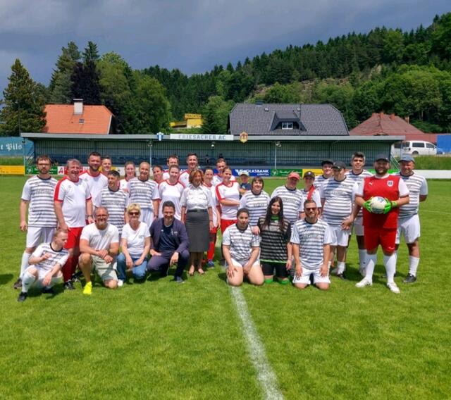 Sportbeauftragter Michael Fixl (2. von links vorne), Bereichsleiterin Erna Petek (3. von links vorne), Caritasdirektor Ernst Sandriesser (4. von links vorne) und Rotkreuz-Vizepräsidentin Brigitte Pekastnig mit den Fußball-Teams | Foto: Caritas