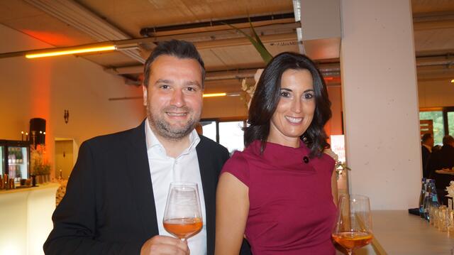 Bgm. Benedikt Lentsch mit Lebensgefährtin Stephanie Raich waren bei der Eröffnung zu Gast.  | Foto: Johanna Tamerl