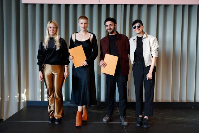 Die Lentos Freunde Kunstpreisträgerinnen und -preisträger 2024 von links: Malina Mertlitsch, Walentina Ammann, Christian Azzouni, Afsaneh Mahmoudsalehi. | Foto: Mark Sengsbratl