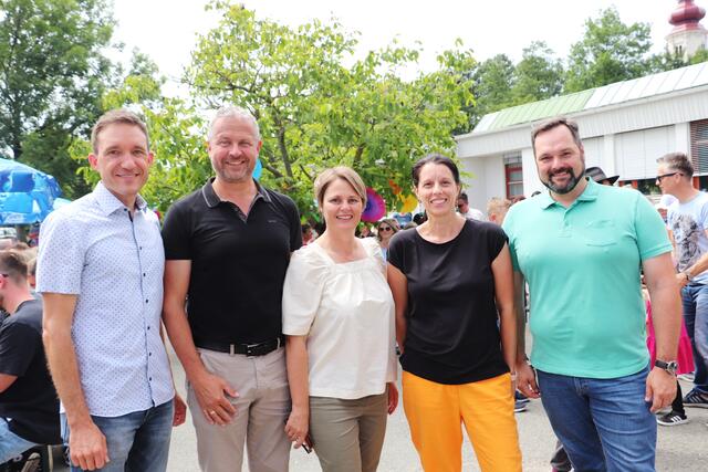VS-Dir. Stefan Kaiser (li) begrüßte beim Sommerfest Bgm. Robert Tulnik, GR Manuela Tulnik, Elternverein-Obfrau Andrea Graf und Vzbgm. Georg Thünauer.  | Foto: Edith Ertl