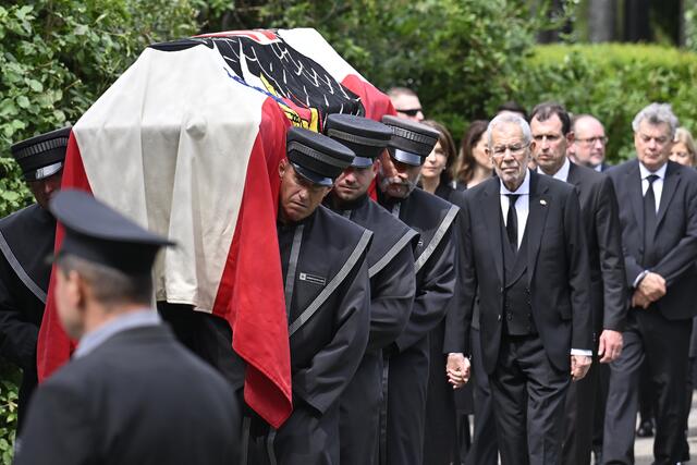 Die gesamte Staatsspitze war bei der Beisetzung am Zentralfriedhof dabei. | Foto: HANS KLAUS TECHT / APA / picturedesk.com