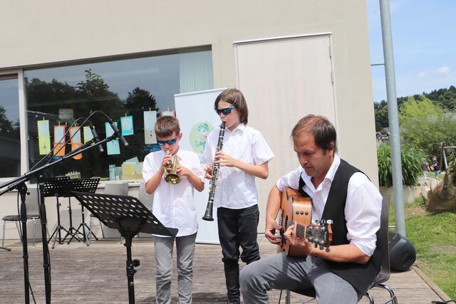 Timo (7) und Theo (9) Steinbrugger spielten zur Eröffnung, begleitet von Jürgen Scheucher auf der Gitarre | Foto: Edith Ertl