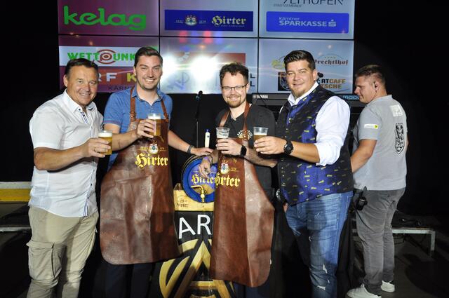 Hirter Geschäftführer und Braumeister Raimund Linzer, Stadtrat Philipp Strutz, Apparatus-Obmann Antonio Markus und Kurt Berg 