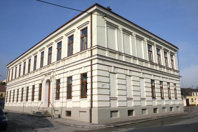 Die Sanierung denkmalgeschützter Gebäude ist eine teure Angelegenheit. So auch in Schrattenberg, wo die alte Volksschule saniert werden muss.  | Foto: Gemeinde Schrattenberg