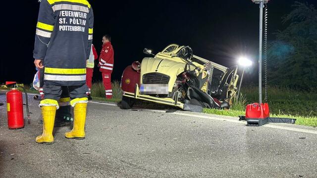 Rettungskräfte im Einsatz: Trotz intensiver Reanimationsversuche verstarb die Lenkerin noch an der Unfallstelle. | Foto: DOKU-NÖ