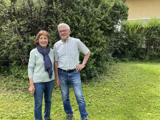 Elisabeth und Willi Niedermayr fühlen sich in Gnigl wohl. Von hier aus spazieren sie gerne Richtung Alterbach oder hinauf auf den Heuberg | Foto: Lisa Gold
