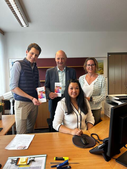 Philipp Pyringer (links), Bezirkshauptmann Andreas Riemer und Katharina Danninger (rechts) haben die Aktion organisiert, bei der Junge unbürokratisch zu ihrer ID Austria kommen. | Foto: zVg