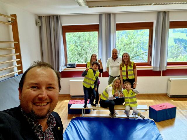 Kiwanis Präsident Domenik Ebner übergab die letzten Warnwesten in Tessenberg. | Foto: Kiwanis