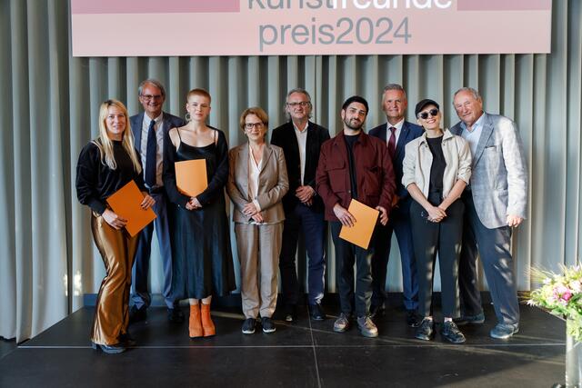 Von links: Malina Mertlitsch (2. Preis), Walter Mörth (Verein Lentos Freunde), Walentina Ammann (3. Preis), Hemma Schmutz (Direktorin Lentos), Julius Stieber (Kulturdirektor Stadt Linz), Christian Azzouni (Sonderpreis der Stadt Linz), Richard Leitner (Raiffeisen Landesbank OÖ), Afsaneh Mahmoudsalehi (1. Preis), Erwin Hauser (Verein Lentos Freunde/Firma Hauser). | Foto: Mark Sengsbratl