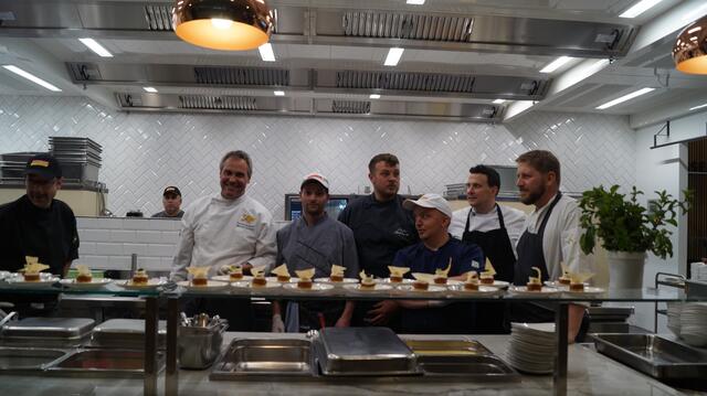 Die Gäste wurden bei der Eröffnung kulinarisch verwöhnt, auch zukünftig wird die Firma Grissemann Eurogast die Hotellerie mit frisch zubereiteten, regionalen Lebensmitteln bzw. Menüs versorgen.  | Foto: Johanna Tamerl