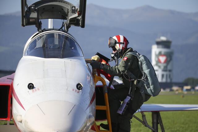 Die Piloten der Patrouille Suisse steigen bei der Airpower in ihre Maschinen. | Foto: GEPA pictures
