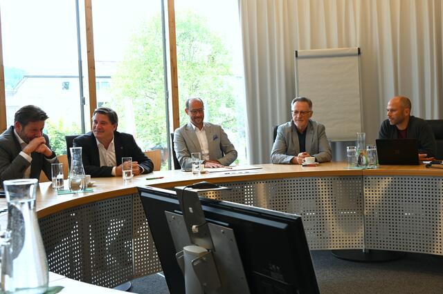 Bgm. Stefan Seiwald, LA und WK Obmann Peter Seiwald, LR Mario Gerber, Obmann Dr. Sebastian Eder, GF Stefan Niedermoser (von links) 