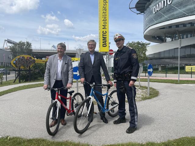 Vl.: Bezirkschef Erich Hohenberger (SPÖ), ÖAMTC Landesdirektor (Wien, NÖ, Bgld.) Ernst Kloboucnik und Christoph Stowasser Leiter der Verkehrserziehungsgruppe Kinderpolizei. | Foto: trw