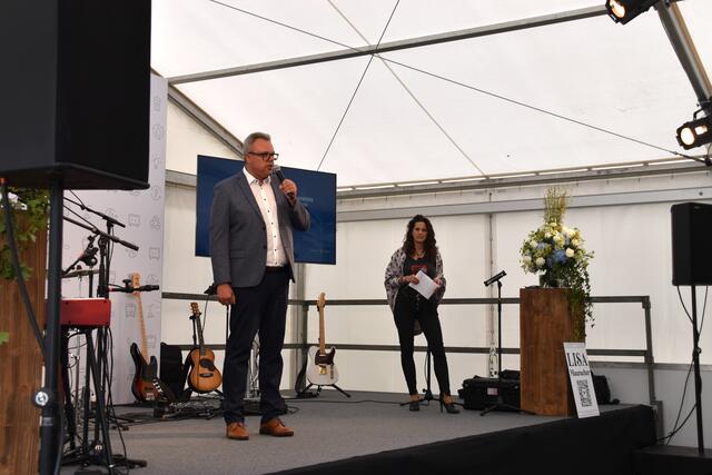 Wolfgang Gschwentner (Kaufmännischer Geschäftsführer) konnte bei der Eröffnung am Fischergries auch einige Bürgermeister, Mitarbeiter sowie Wegbegleiter der Stadtwerke begrüßen.  | Foto: Barbara Fluckinger