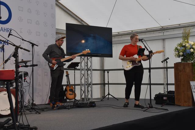 Auch Live-Musik mit Lisa Mauracher stand auf dem Programm.  | Foto: Barbara Fluckinger