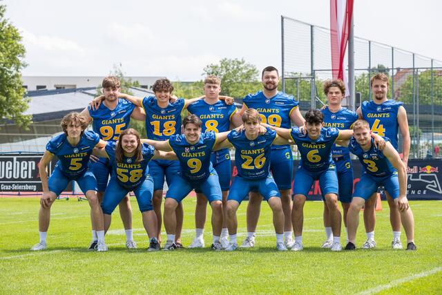 Das sind die zwölf Spieler der Giants, die für Österreich in Kanada im Einsatz sind.  | Foto: Kunzfeld &amp; Kunzfeld