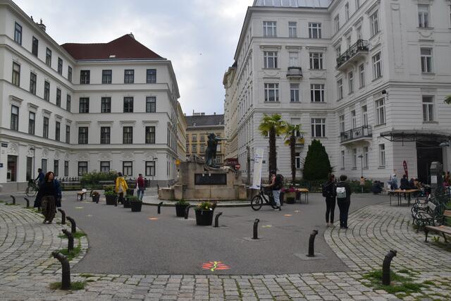 Eigentlich dürfen Autos nicht auf den Mozartplatz fahren. Doch damit das Verbot wirklich eingehalten wird, startete die Agenda Wieden kürzlich eine Petition.  | Foto: Salme Taha Ali Mohamed