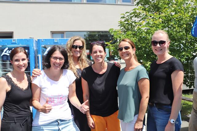 Der Elternverein sorgte für die Verpflegung beim Sommerfest und hatte für jedes Kind ein kleines Geschenk und ein Eis.  | Foto: Edith Ertl