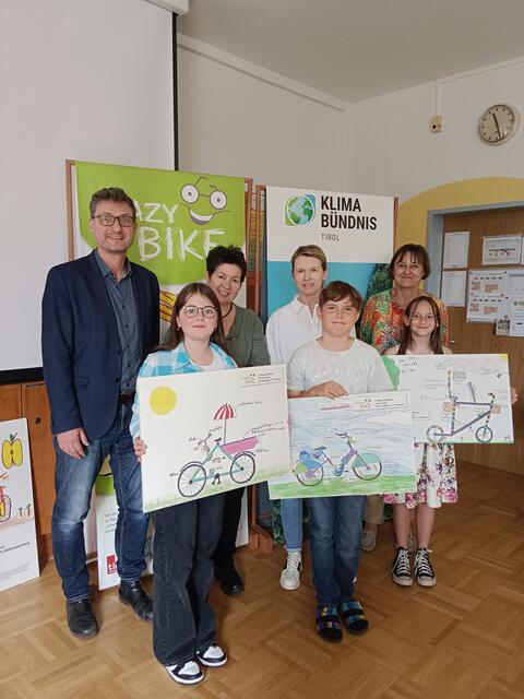 Bezirkspreisverleihung in St. Johann für den Bezirk Kitzbühel: Andrä Stigger (Klimabündnis Tirol), Emma Hauser (2. Platz, VS Kirchberg), Karin Eschelmüller (Schulqualitätsmanagerin), Karoline Hanka (Lehrperson St. Johann), Janko Antic (1. Platz, VS St. Johann), Maria Barbara Lackner (Direktorin St. Johann), Lara Auinger (3. Platz, VS Kirchberg). (v. li.). | Foto: Klimabündnis Tirol