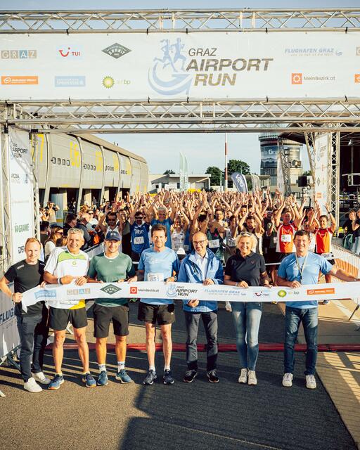 Startausfstellung des Organisations- und Sponsorenteams für den Airport Run 2024: Achim Wippel (Hikimus), Herbert Starchl (airbp), Philipp Hadl (Granit), Wolfgang Grimus (Flughafen Graz), Michael Gradischnig (Steiermärkische Sparkasse), Elke Kleissner (TUI Reisecenter), Jürgen Löschnig (Flughafen Graz) | Foto: newfish
