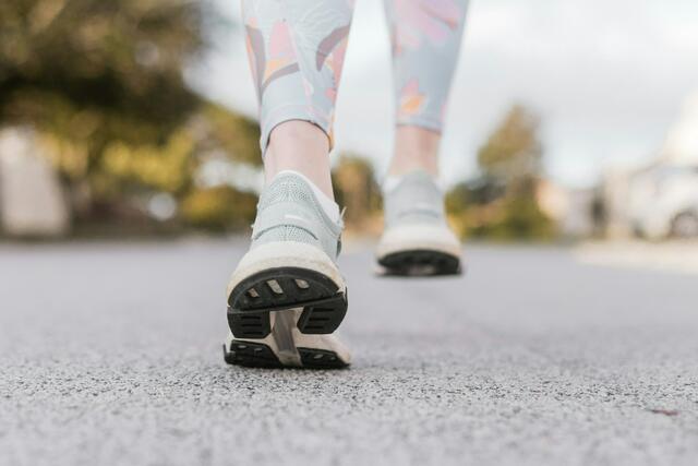 Der Verkehrsclub Österreich macht mit einer interaktiven Karte auf Probleme beim Zufußgehen aufmerksam.  | Foto: Sincerely Media/Unsplash
