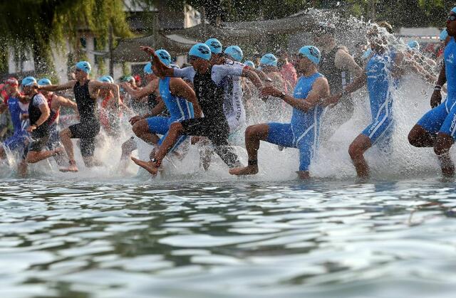Am Sonntag, 16. Juni, werden über 3.000 Athleten an den Start des prestigeträchtigen Triathlon-Events gehen. (Archivfoto) | Foto: Getty Images for IRONMAN