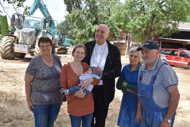 Bischof Ägidius Zsifkovics mit einer betroffenen Familie in Schreibersdorf. | Foto: Michael Strini