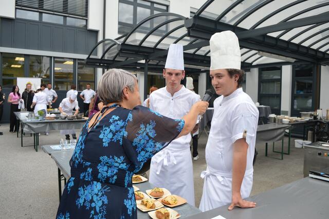 Direktorin Martina Bombardelli holte immer wieder wieder Einblicke der „Griller“ ein. | Foto: Siegele