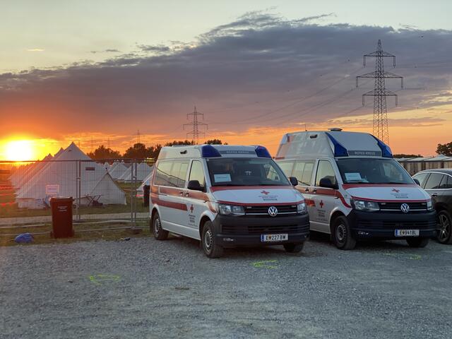 Ein Notarztwagen und fünf Rettungsfahrzeuge sind am Nova Rock-Gelände stationiert. | Foto: Rotes Kreuz Burgenland