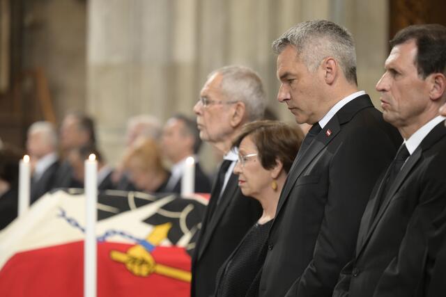 Österreich nahm Abschied von Brigitte Bierlein, der ersten Bundeskanzlerin des Landes, in einer bewegenden Zeremonie im Stephansdom. | Foto: ROBERT JAEGER / APA / picturedesk.com