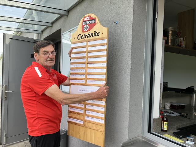Diese Tafel hängt Kantineur Robert Mayer jedes Mal vor Beginn eines Matches der Kampfmannschaft auf. Es gibt eine große Vielfalt an Getränken, die Groß und Klein schmecken | Foto: Stockmann