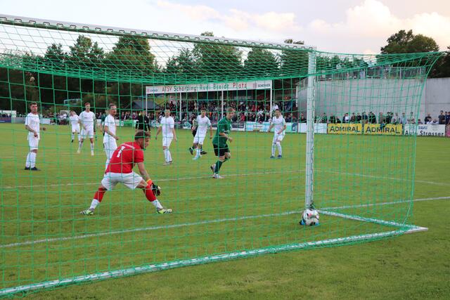 Der Ball ist im Netz und die Spielgemeinschaft ATSV Schärding/SK 1b kommt damit dem Klassenerhalt ein Stück näher. | Foto: BRS/Michelle Bichler