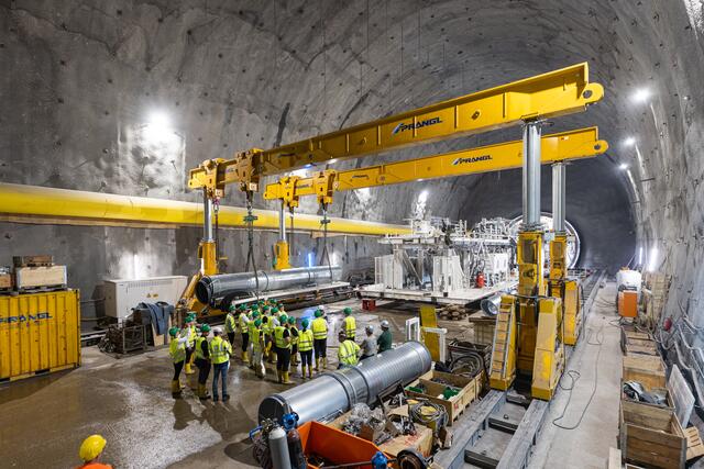 Ein besonderes Highlight der Exkursion: Aktuell wird die Tunnelbohrmaschine Wilma zusammengebaut. | Foto: Land Tirol/Steinlechner