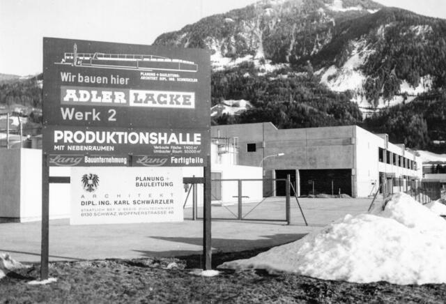 Ab 1974 wurde auf der grünen Wiese außerhalb von Schwaz eine neue, moderne Lackfabrik gebaut. | Foto: Adler