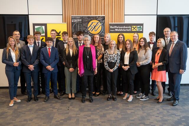 V.l. 2. Reihe: Alfred Kubicka (HAK Zwettl), Julian Rubik,Josef Hacker, Felix Koppensteiner, Christian Hörhan Kerstin Kolm, Fiona Reiter, Laura Artner, Sandra Pöll, Niklas Tiefenbacher und Heinz Traxler (HAK Zwettl);
v.l. 1. Reihe: Victoria Pagowski (Geschäftsleitung Raiffeisenbank Waldviertel Mitte), Arun Gamper, Lucas Döller, Alina Dichler, Direktorin Martina Dorfinger (HAK Zwettl), Julia Kaspar, Tanja Hennebichler, Lena Soukup, Nicole Wagner (WKNÖ) und Spartengeschäftsführer Rudolf Klopsch (WKNÖ-Sparte Bank und Versicherung). | Foto: Claus Schindler