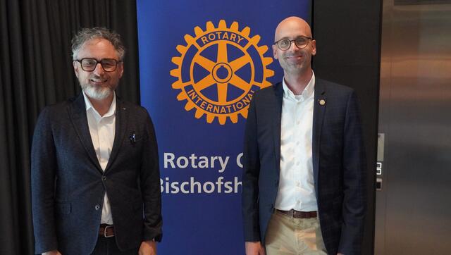 Kl-Experte Christoph Holz (links) und Rotary-CLub Präsident Wolfgang Rottensteiner  | Foto: Johannes Brandner