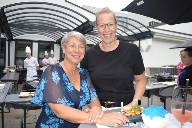 Direktorin Martina Bombardelli mit Nicole Heymich, Vizepräsidentin vom Förderverein (v.li.). | Foto: Siegele