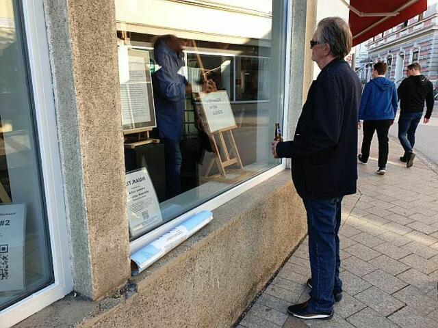 Künstler Rudi Klein beim Lokalaugenschein in der Gleisdorfer Bürgergsaae.