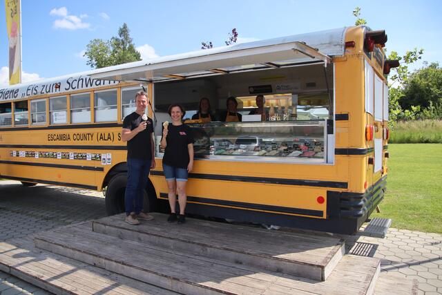 Der AiS-Bus wartet an den heißen Sommertagen mit köstlichen und speziellen Eissorten auf die Besucher. | Foto: RegionalMedien